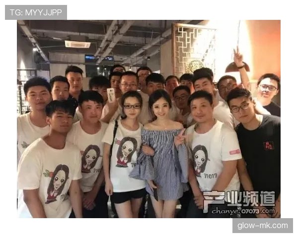 杨千霖买菜排队那张帅成光晕的照片，是谁跟我解释下？